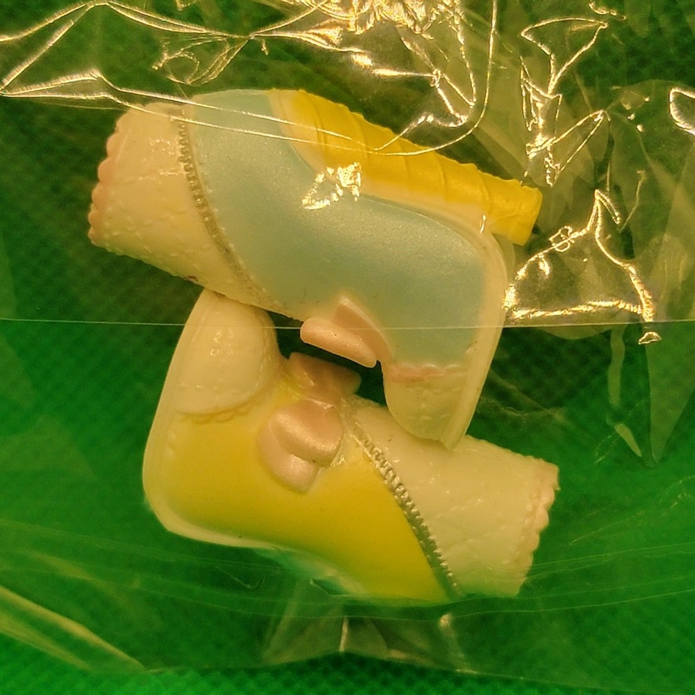 MGA LOL Surprise OMG - Candylicious Series 2 - Blue White Boots Shoes